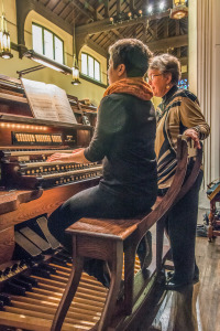 Alice Loewenson ’18 practices the rehearses alongside Linda Bryant. Photo by Chris Lee