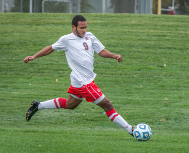 Cyrus Hart ’17  and the men’s soccer team set multiple records this season. Photo by Chris Lee. 
