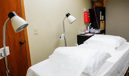 Clients of Acupuncture Grinnell are greeted with a clean acupuncture table to relieve medical symptoms. (Photo by Hannah Hwang.)