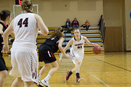 Kaitlyn Norton ’17 in action last week in Grinnell’s 62-61 victory over Lake Forest College.  Photo by Rae Kuhlman