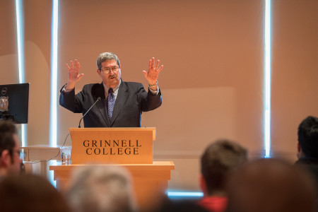 Michael Malbin speaks to the Grinnell Community in JRC 101 about money in politics as part of the Committee’s Campaign Finance Symposium. Photo by Xiaoxuan Yang