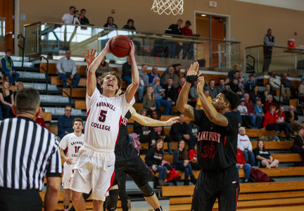 Vinny Curta ’19 in action versus Lake Forest College last week. Curta led the Pionners with 19 points.    Photo by Jeff Li