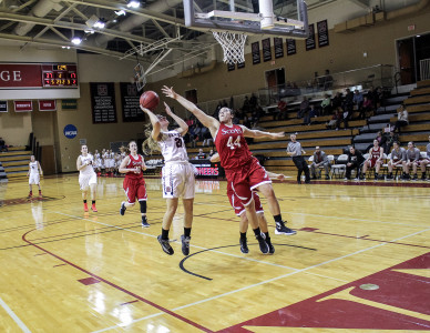 Lydia Stariha ’17, No. 20, goes up for a basket on Wednesday’s game against Monmouth College in which Grinnell won 73-58. Photo by Leina'ala Voss