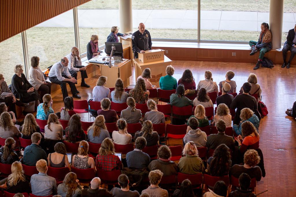 Grinnell Police Chief Dennis Reilly addresses Grinnellians in JRC 101 on Thursday about the recent Clery incidents.  Photo by Jeff Li