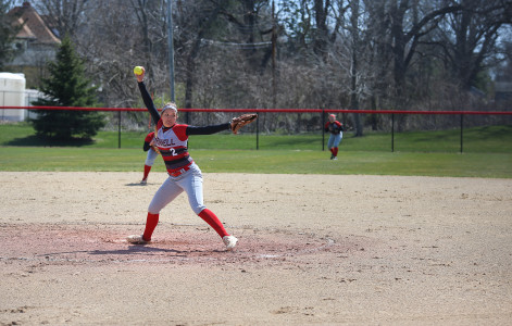 Melissa Anderson ’18 pitching last weekend versus Monmouth College.  Anderson pitched a shoutout, allowing only four hits. Photo by Minh Tran