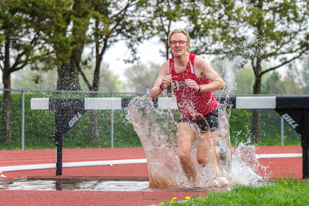 Aidan Healey ’17 pushes through the elements to finish his run. Photo by Alberto Vazquez.